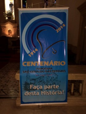 Foto da Igreja com o cartaz