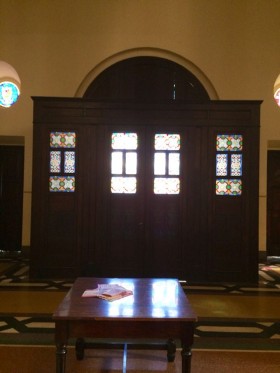 Foto da Igreja porta c vitrais
