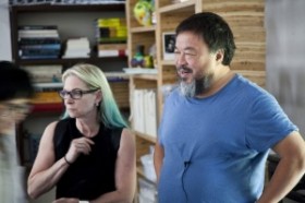 Ai Wei Wei em seu ateliê com Cheryl Haynes curadora da exposição