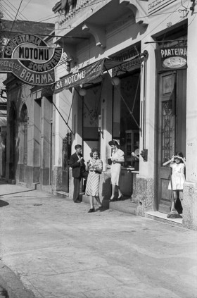 Confeitaria no Bairro da Liberdade- década de 40 , foto de Hildegard Rosenthal