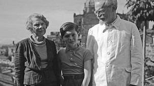 Trotsky aparece ao lado de sua mulher, Natalia, e seu neto, Volkov, no México